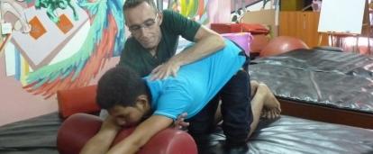 Interna de fisioterapia en Camboya ayudando a un joven local. Nuestras prácticas de Fisioterapia en Camboya te dan la oportunidad de ayudar a niños y adultos.
